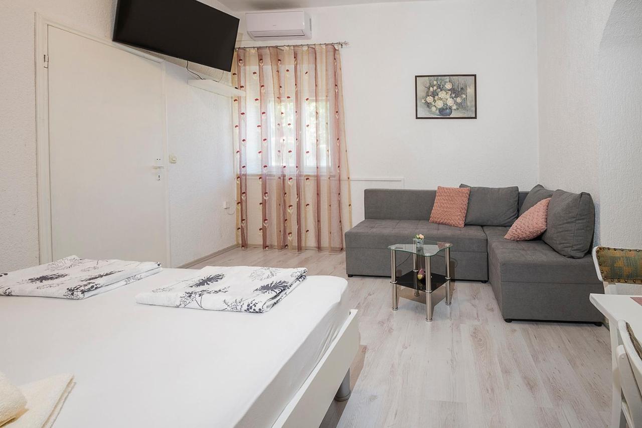 Floral Studio Apartment Pula Exterior photo